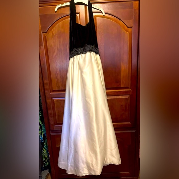 Size 8 ball gown - Picture 1 of 1